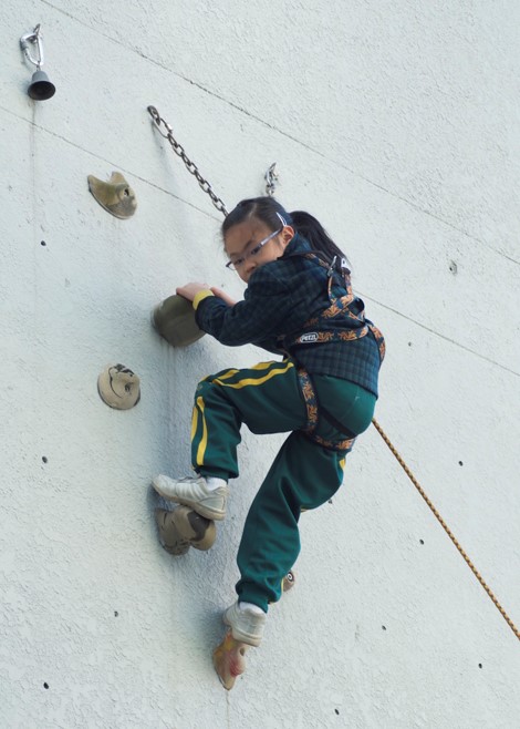 1)小一學生於校內攀石牆